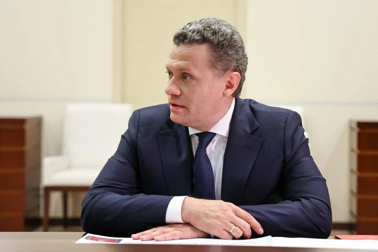 Глава региона просил не создавать топливных запасов, а спустя несколько часов сам остановился на обходе Вологды из‑за пустого бака — ему помогли сотрудники ГИБДД.