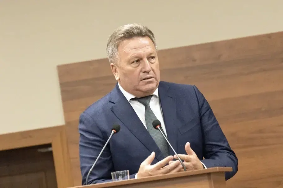 Суд наложил арест на 27 объектов недвижимости семьи Ефанова, запретил продажу автомобилей и выезд за границу. Экс‑судью и родственников обвиняют в незаконной передаче лесных земель под застройку на сумму около 1,2 млрд рублей.