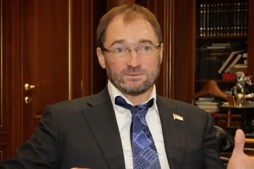 Политсовет регионального отделения партии лишил Александра Милеева членства после проверки, которая установила недействительность представленного им удостоверения ветерана специальной военной операции.