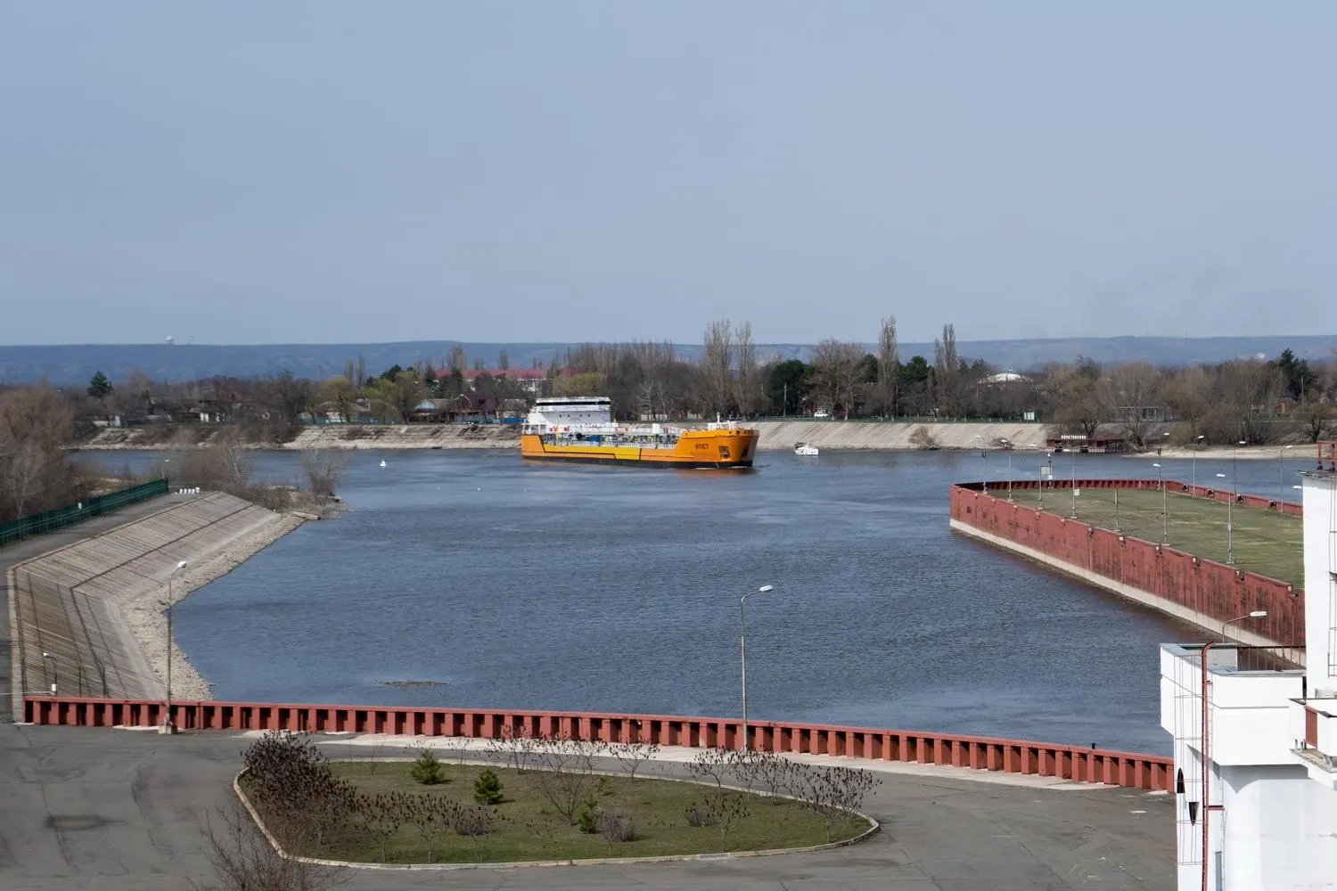 Навигация по каналу временно остановлена после ударов беспилотников по судам в Азовском море. Пострадали танкеры — существует риск сокращения экспорта пшеницы и перебоев с поставками топлива в Крым.