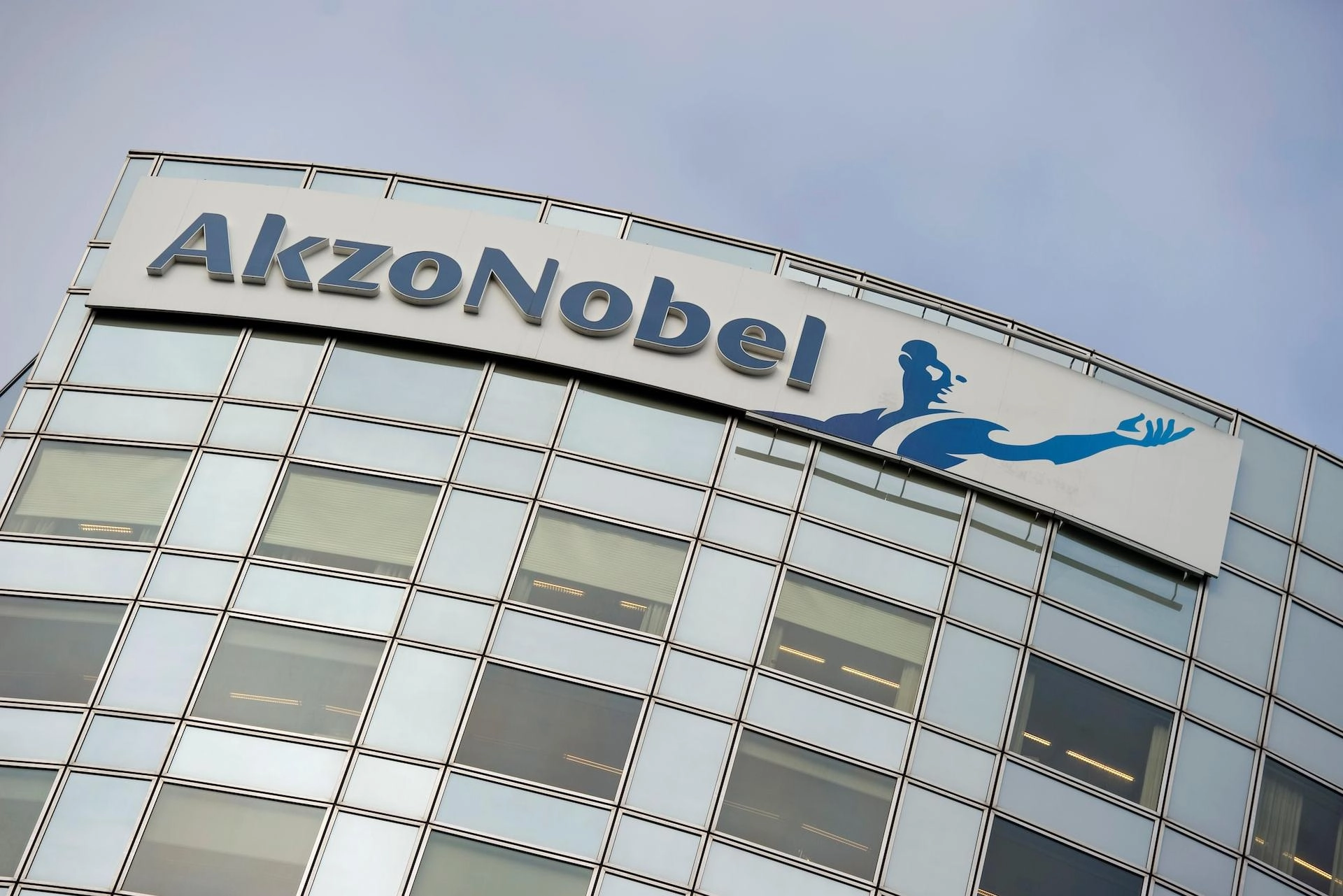 Указ президента от 13 июля передал доли трёх российских компаний AkzoNobel во временное управление АО «Развитие строительных активов». Фирма, зарегистрированная в Москве, ранее получила под управление активы другого иностранного производителя и связывается с крупной государственно-корпоративной структурой.