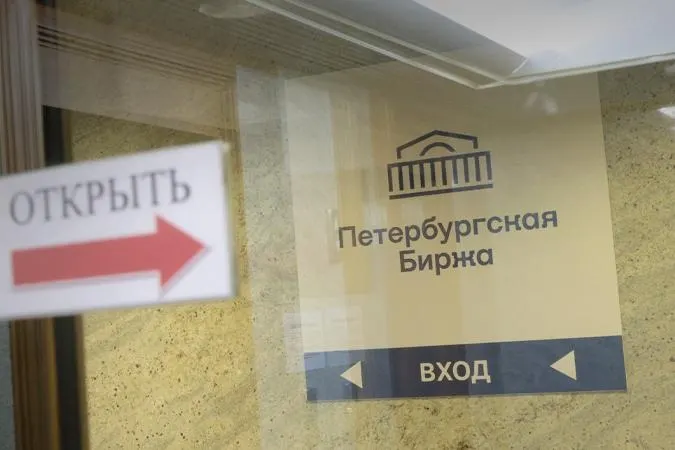 Биржа запретит покупки топлива с целью перепродажи: покупать бензин можно будет только для собственных нужд или для поставки заранее указанному конечному потребителю. Нарушителей могут лишать доступа к торгам.