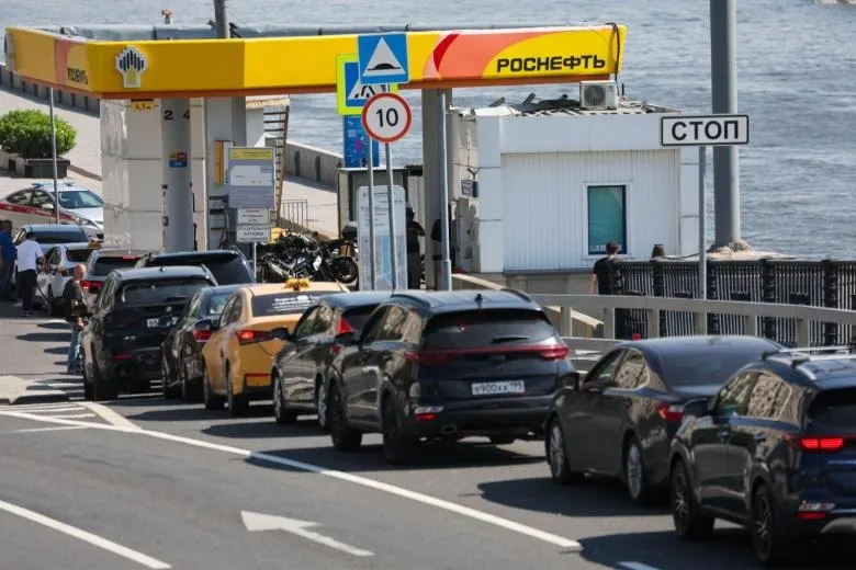 МВД поручило рассматривать жалобы на штрафы, выписанные автоматическими комплексами за стоянку в очередях у автозаправок: при учёте малозначительности или крайней необходимости возможно принятие решения об отмене, но автоматической аннулизации уже выписанных постановлений не будет.