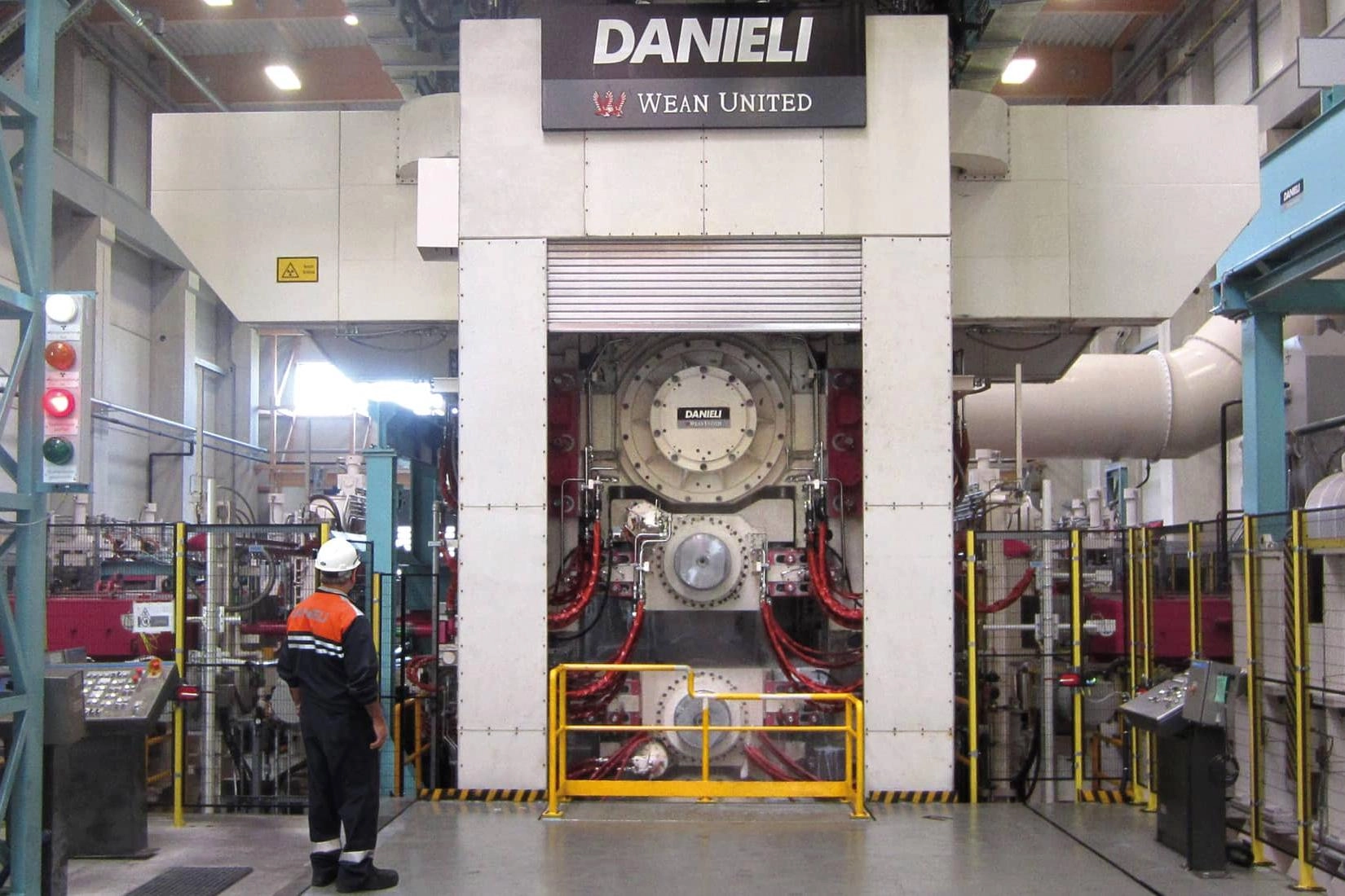 Таможенные данные показывают, что в 2025 году Danieli поставила в Россию запасные части для сталепрокатных станов на $1,6 млн — получателями стали металлургический завод в Балаково и ООО «Даниели Волга»; поставки шли через дочерние фирмы в Китае и Таиланде.
