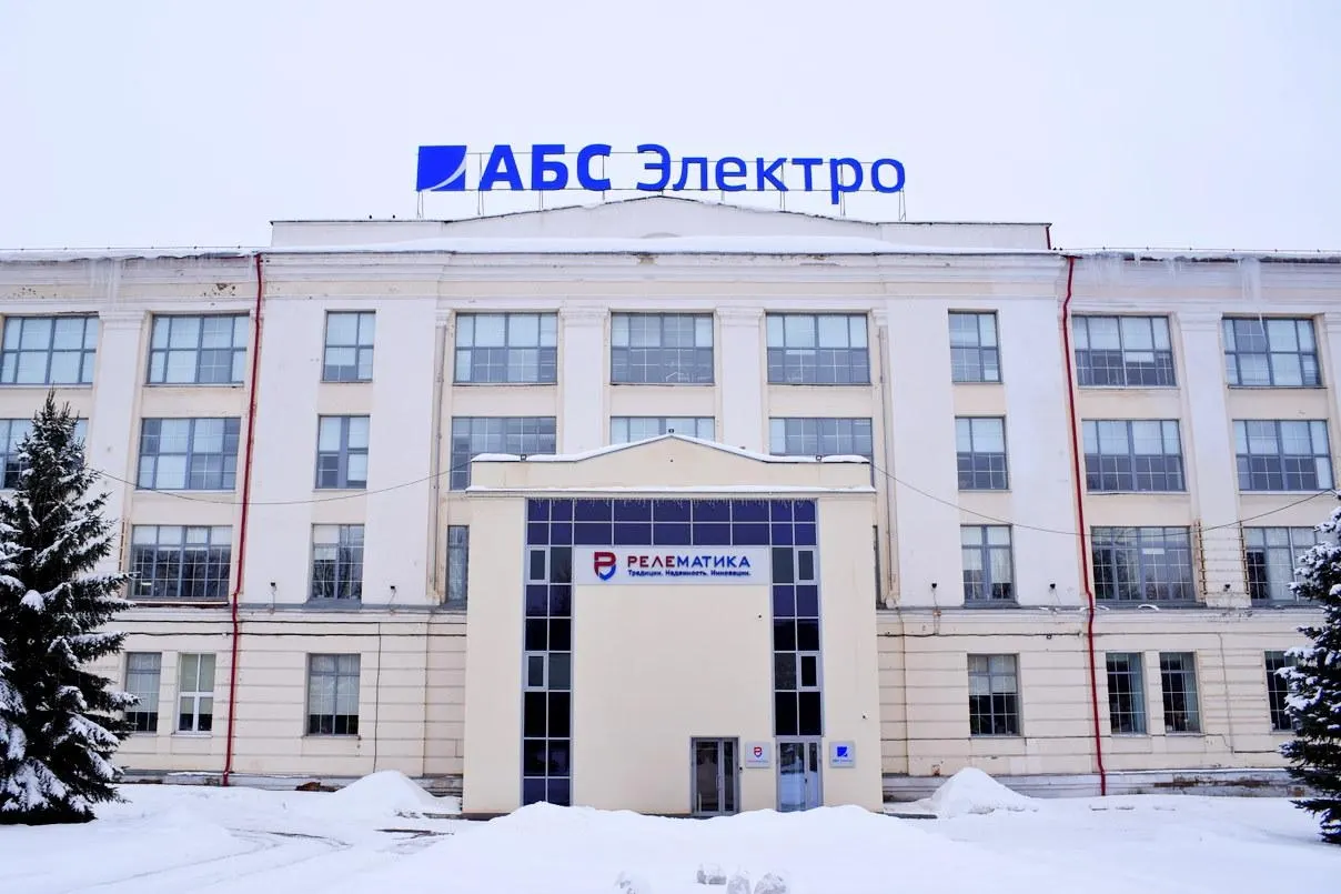 Совет ЕС включил в санкционный список председателя совета директоров и пять компаний, производящих электронные компоненты и навигационные модули, используемые в российских ударных беспилотниках. Меры предусматривают заморозку активов в ЕС и запрет на предоставление финансовых ресурсов.