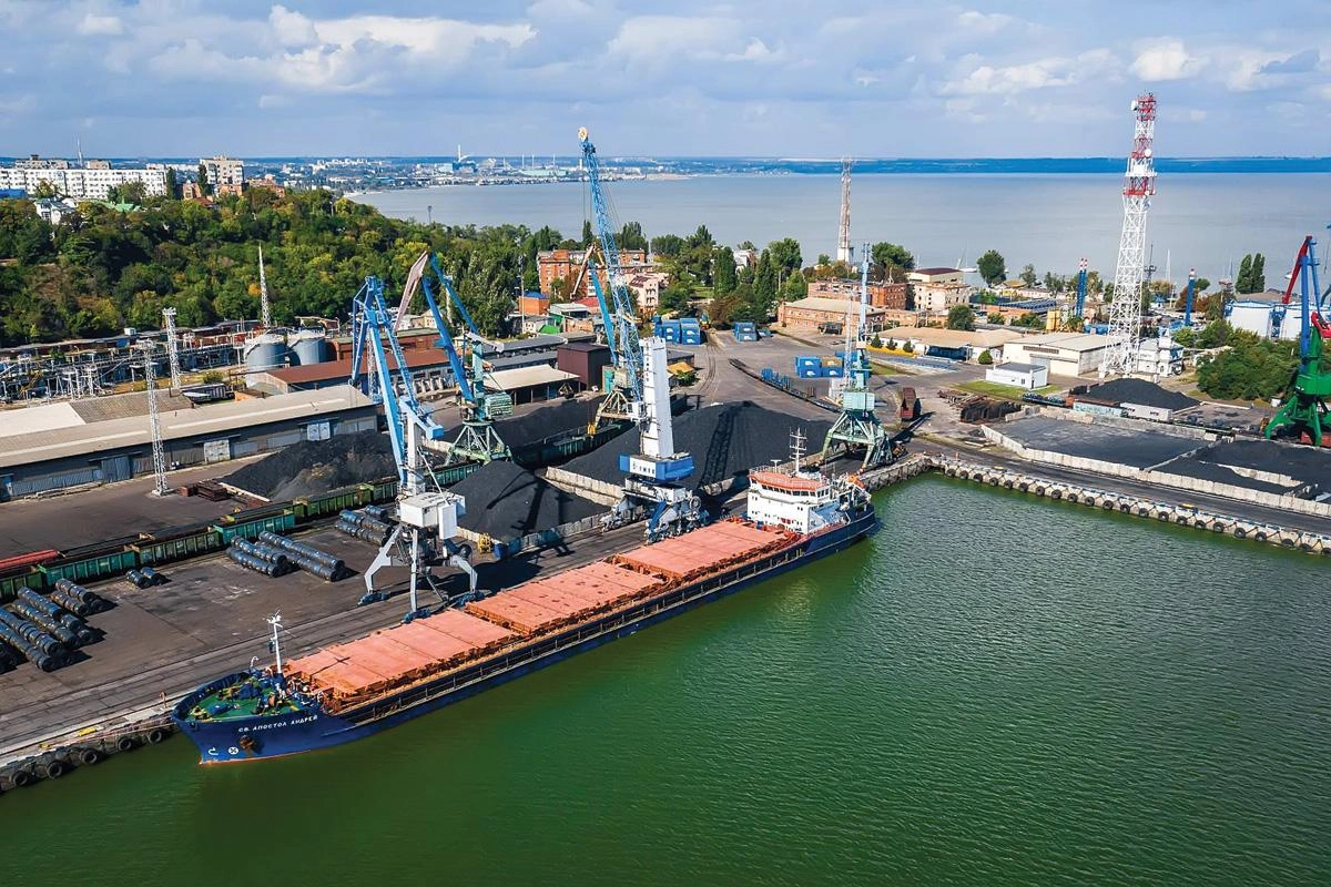 Из‑за атак беспилотников отгрузки из портов Азовского моря приостановлены; власти предлагают покрыть до 90% затрат на железнодорожную перевозку зерна в порты Чёрного и Балтийского морей.
