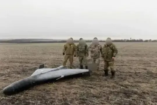 Совет ЕС расширил пакет ограничений: в список попали поставщики электроники, двигателей, химкомпонентов, разработчики ПО и логистические компании, связанные с производством и доставкой российских беспилотников.
