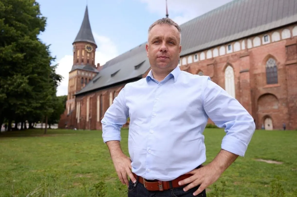 Кандидата в депутаты из Калининграда приговорили к 10 суткам ареста за «демонстрацию экстремистской символики». По той же норме уже привлекли десятки оппозиционных политиков и активистов по всей России, что лишает их права участвовать в выборах.
