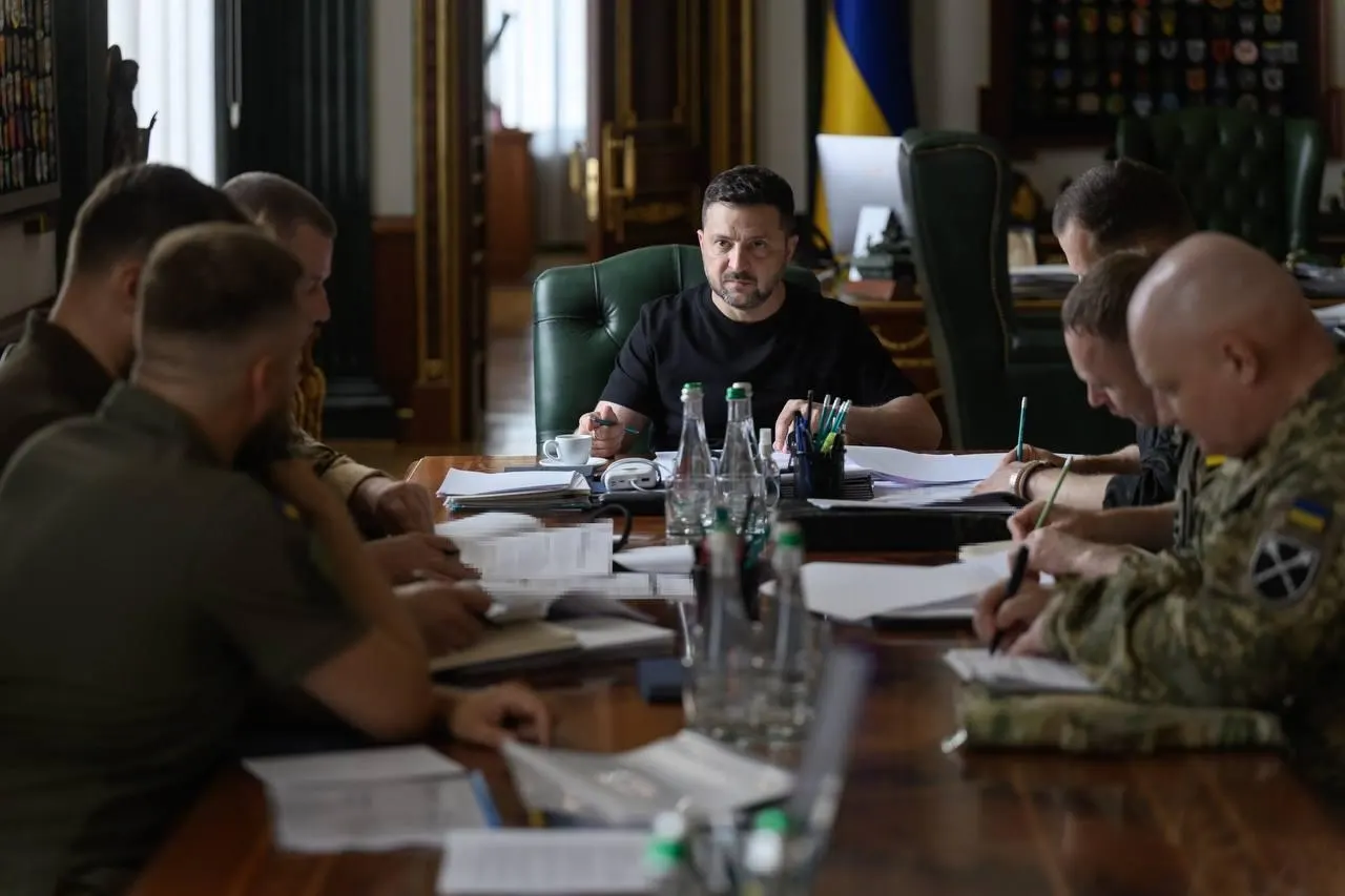С начала 2026 года, по словам президента, украинские дальнобойные операции достигали целей на более чем 3 000 км. В результате поражены НПЗ, логистические центры и предприятия ВПК — есть погибшие, раненые и серьёзные перебои с поставками топлива.