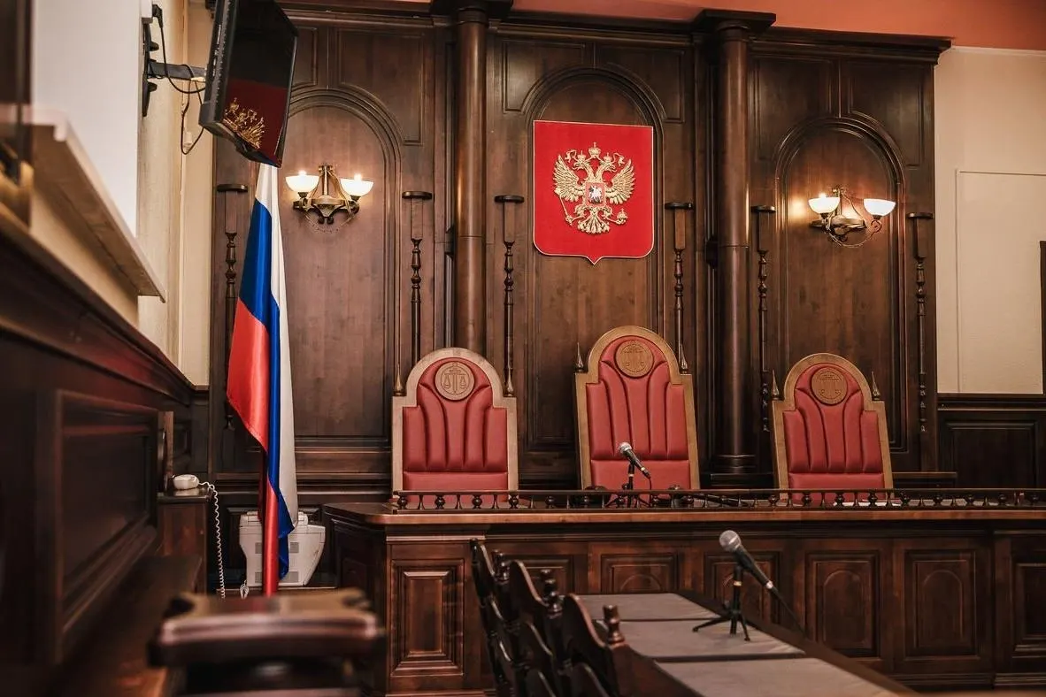 Правительство поддержало инициативу Верховного суда: планируется разрешить работать на ряде должностей в судах людям без полного высшего юридического образования — выпускникам колледжей и студентам, завершившим не менее половины программы.
