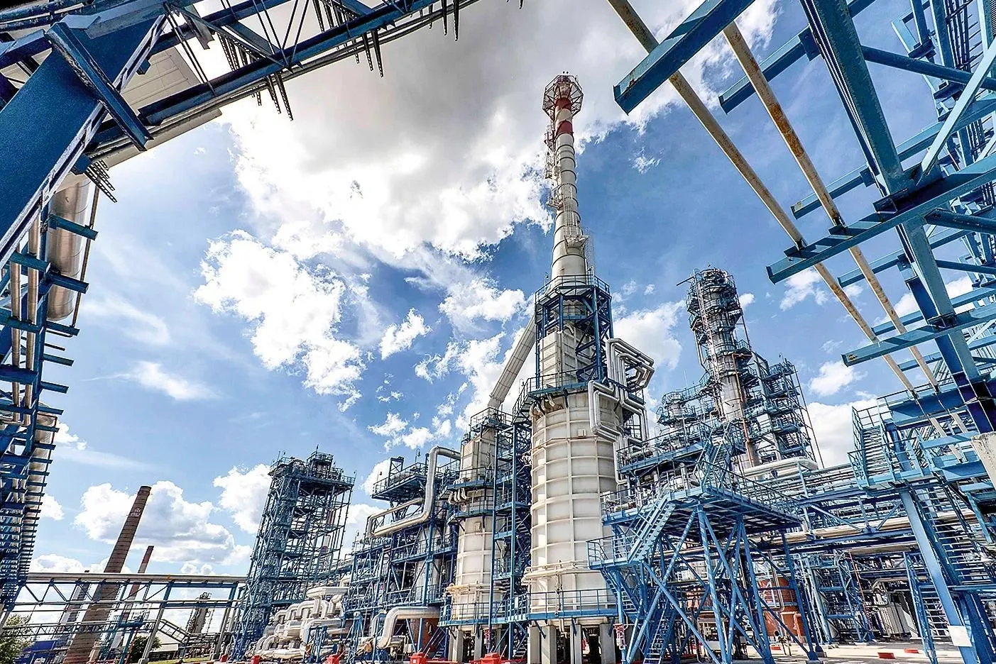 В июне правительство резко подняло выплаты нефтепереработчикам, стимулируя поставки топлива на внутренний рынок и пытаясь избежать дефицита и скачка цен перед сентябрьскими выборами.