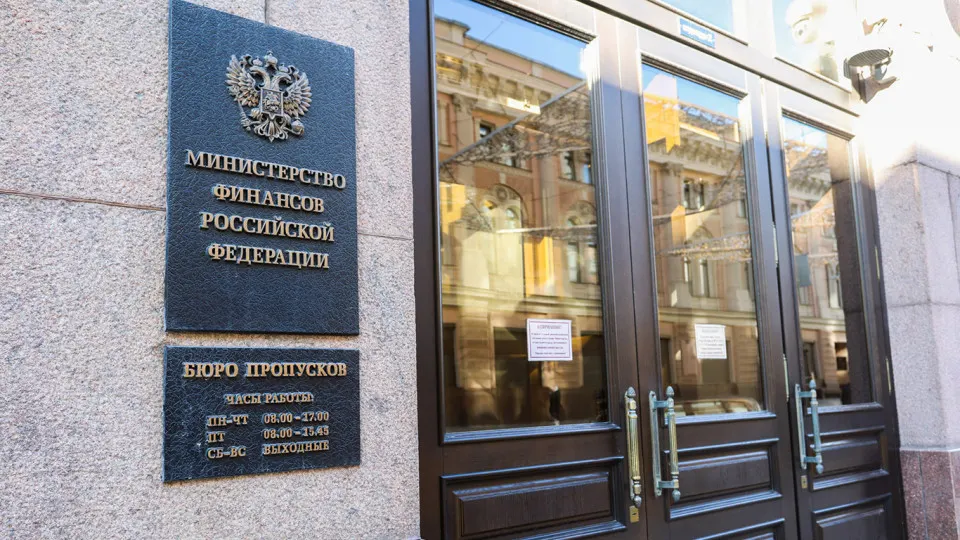 После 2022 года государственный долг России значительно увеличился, обслуживание займов съедает всё большую долю бюджета, а долговая нагрузка в долгосрочной перспективе может вырасти до нескольких десятков процентов ВВП, предупреждают эксперты.