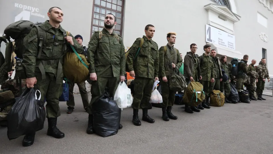 Число вакансий по воинскому учёту и мобилизационной подготовке резко выросло: на HeadHunter более 2,5 тыс. объявлений, почти 1,3 тыс. размещены за последнюю неделю — особенно много вакансий в Москве.