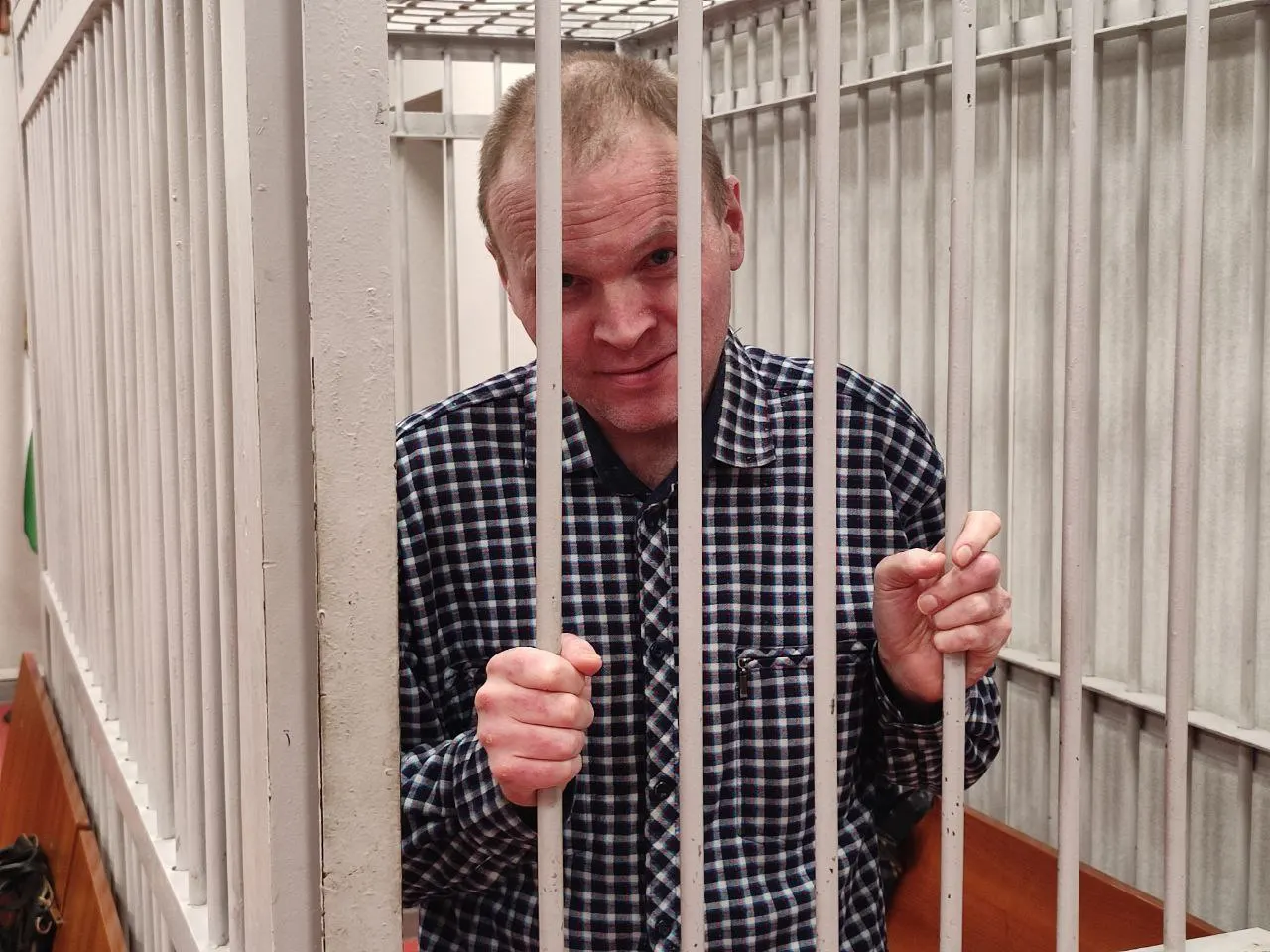В ИК‑10 в Самаре завхоза отряда отправили в ШИЗО и сняли с должности после инцидента с осуждённым саксофонистом: ему пролили горячий чай и ударили табуреткой, потерпевший зафиксировал побои и обратился в прокуратуру.