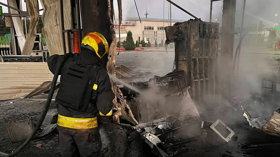 В результате ночного удара беспилотников по Днепропетровской области были повреждены пять автозаправок, одна женщина погибла, трое получили ранения. Одновременно в России обострился дефицит топлива: производство бензина снизилось примерно на четверть, введены лимиты и начаты экстренные закупки топлива за рубежом.
