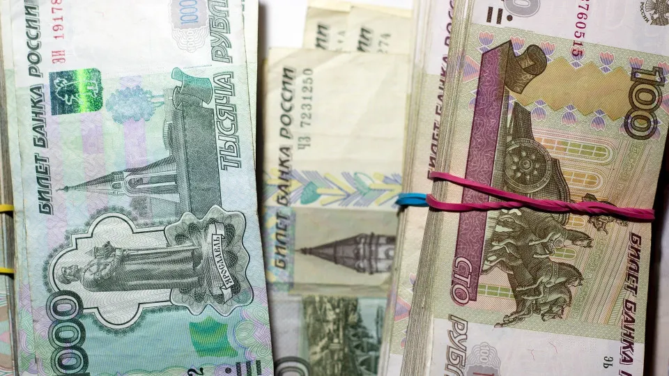 В первой половине июля объем наличных в обращении увеличился примерно на 513 млрд руб. Банки активнее забирают деньги и обращаются к операциям Центробанка — это усиливает риски для стабильности банковской системы.
