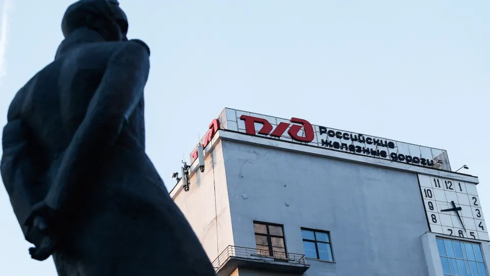 Правительство перенесло очередную индексацию тарифов РЖД на 1 октября: грузовые перевозки подорожают на 8,5%, дальнее пассажирское сообщение — на 9,2%. Решение связано с острой нехваткой средств у монополии и ростом долговой нагрузки.