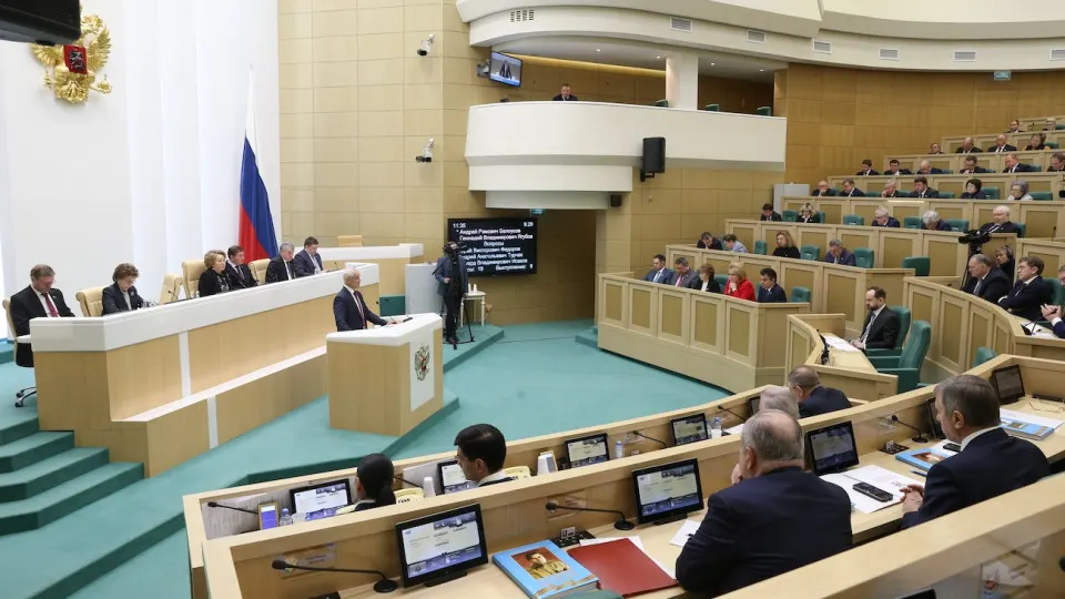 Закон вводит официальный реестр россиян, признанных «уклоняющимися» и находящихся за границей, и предусматривает широкий набор ограничений: блокировку банковских услуг, отказ в электронных госуслугах, ограничение консульской помощи и другие запреты.