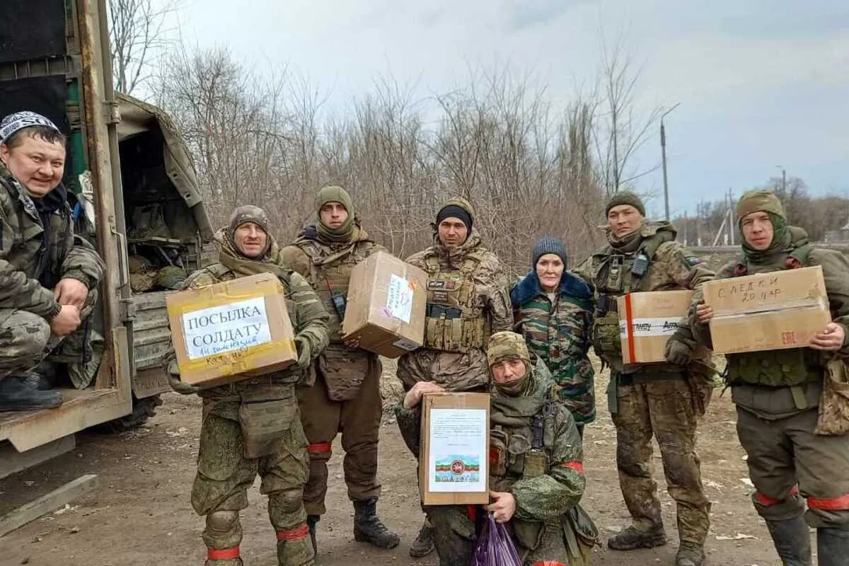 Волонтёры из разных регионов сообщают о проблемах с выездами в зону боевых действий из‑за топливного кризиса: заправки пустые, часть грузов передают попутным машинам, а активные выезды стали редкими.