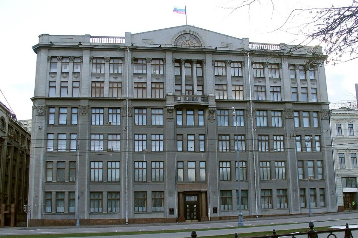 В администрации президента поручили крупным подконтрольным изданиям сокращать публикации с кадрами последствий украинских ударов по российской территории и «больше показывать» результаты российских атак, сообщают собеседники в провластных СМИ.