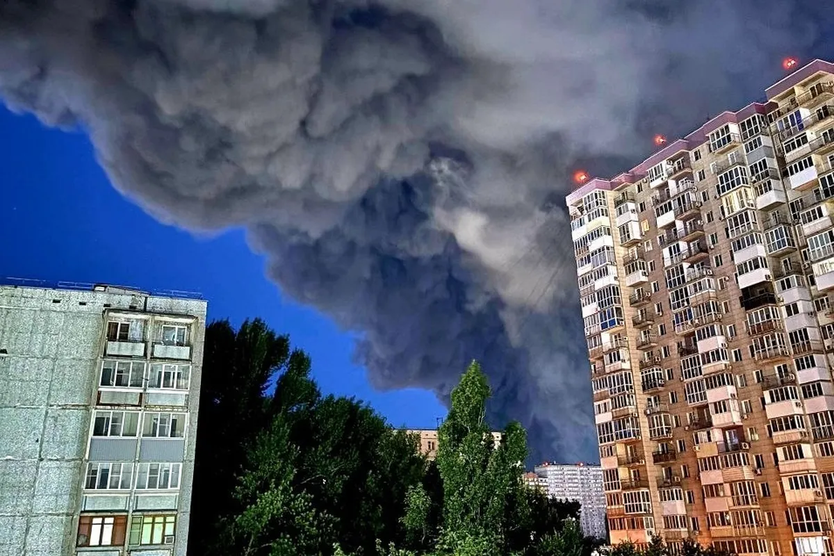 Появилось видео, где мужчина, снимавший атаку на склад Wildberries, приносит извинения и признаёт ошибку. Ранее по похожим эпизодам были задержаны ещё две женщины; компания подтвердила удар по складу в Волгограде.