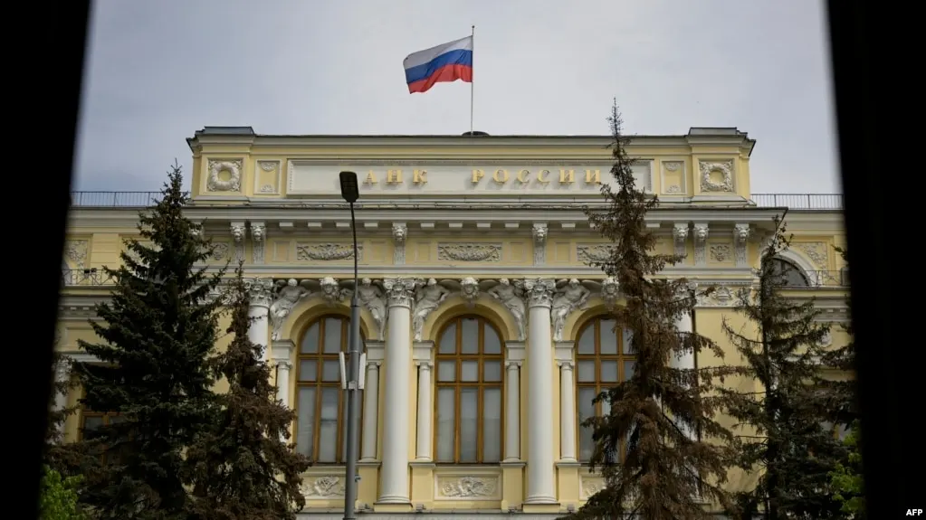 Центральный банк России включил Bitcoin, Ethereum и USDT в перечень активов, доступных на биржах, установил годовой лимит для неквалифицированных инвесторов и ввёл требования к тестированию перед сделками.