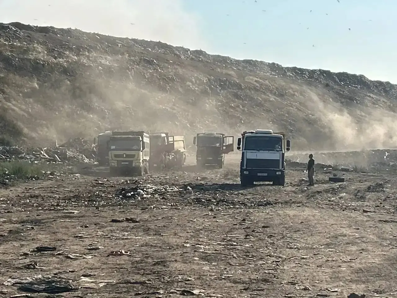 Пожар на мусорном полигоне идёт седьмой день; площадь тления сократилась на 50%, расчёты пожарных продолжают тушение.