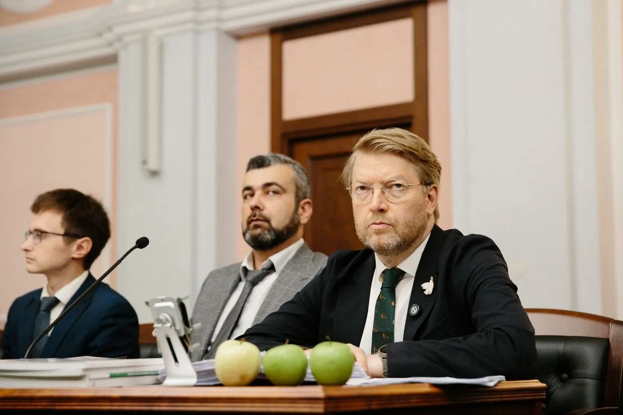 Партия «Яблоко» подала жалобу на решение Верховного суда об отмене регистрации федерального списка кандидатов; в Нижнекамске произошла атака, погибло 13 человек, есть раненые.