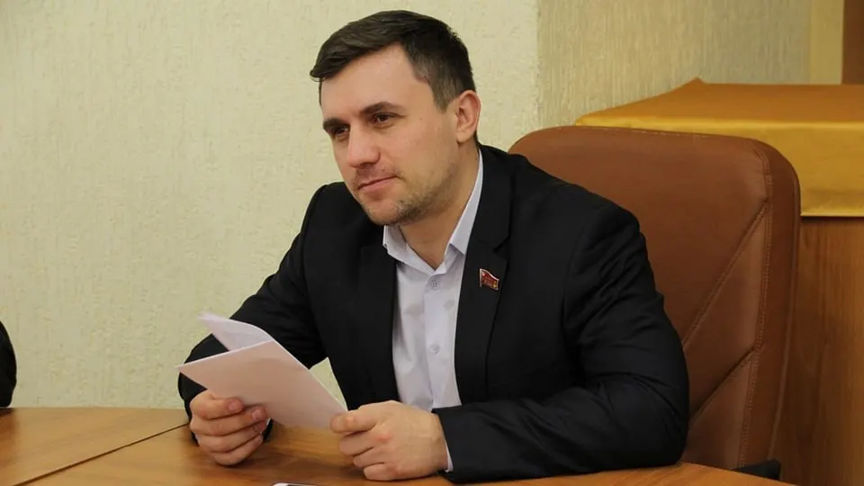Активиста оштрафовали за экстремистскую символику, что может повлиять на участие в выборах.