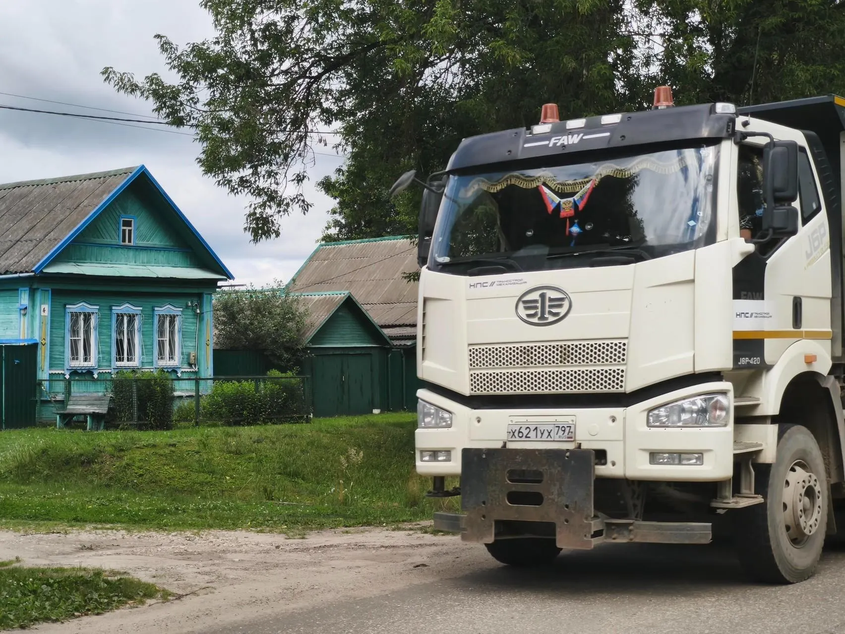 Жители малых населённых пунктов рядом с трассой рассказывают, как строительство скоростной магистрали влияет на дома, дороги и повседневную жизнь.