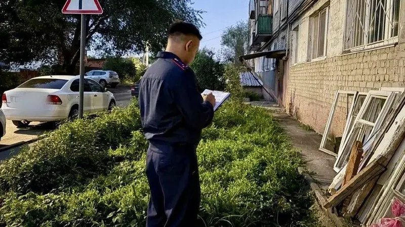В Заводском районе Саратова двухлетний мальчик выпал из окна третьего этажа. Ребёнка госпитализировали, ему оказывают необходимую помощь, проводится проверка обстоятельств.