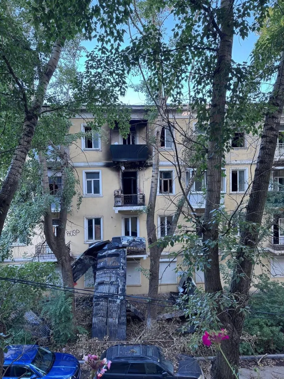 Ночной пожар на улице Ново-Садовой охватил около 70 м²; погибших и пострадавших нет. Жители требуют устранить угрозу и убрать опасные обломки крыши.