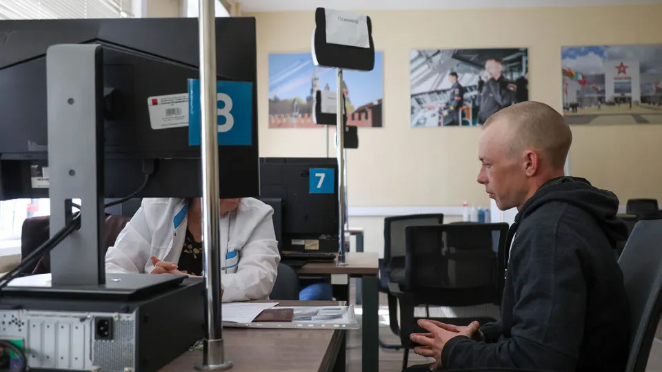 Роспоиск региональных властей на пополнение армии через контрактников усиливается: применяются методы давления, «беседы» и другие схемы, что вызывает напряжение на местах и обсуждения политики принуждения к службе.