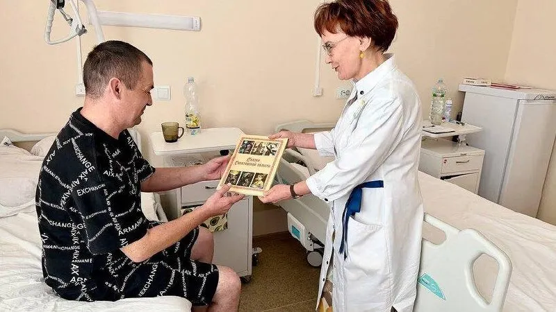 Бойцу в больнице подарили книгу сказок Саратовской области, врачи оценивают состояние и планируют реабилитацию в Москве.
