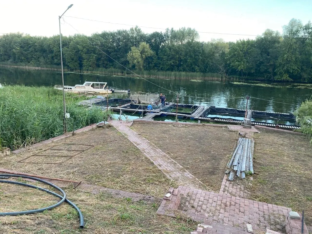 Погиб водитель маломерного судна в Саратовской области после столкновения с опорой у берега Волги.