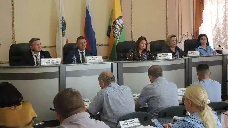 Депутаты единогласно избрали Сергея Егорова главой Вольского района; он принял присягу и приступил к исполнению обязанностей.