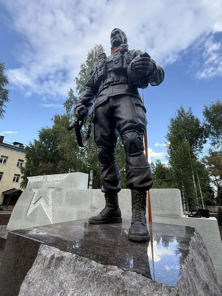 На Аллее Славы в Кирове завершено благоустройство площади перед ОДНТ, продолжает развиваться мемориальный комплекс, посвящённый участнику СВО.