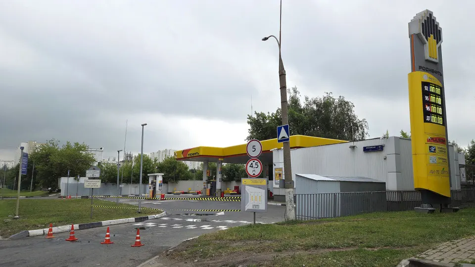 Из-за атак на НПЗ и дефицита топлива по всей стране сотни заправок прекращают работу, что сказывается на доступности топлива и ценах.