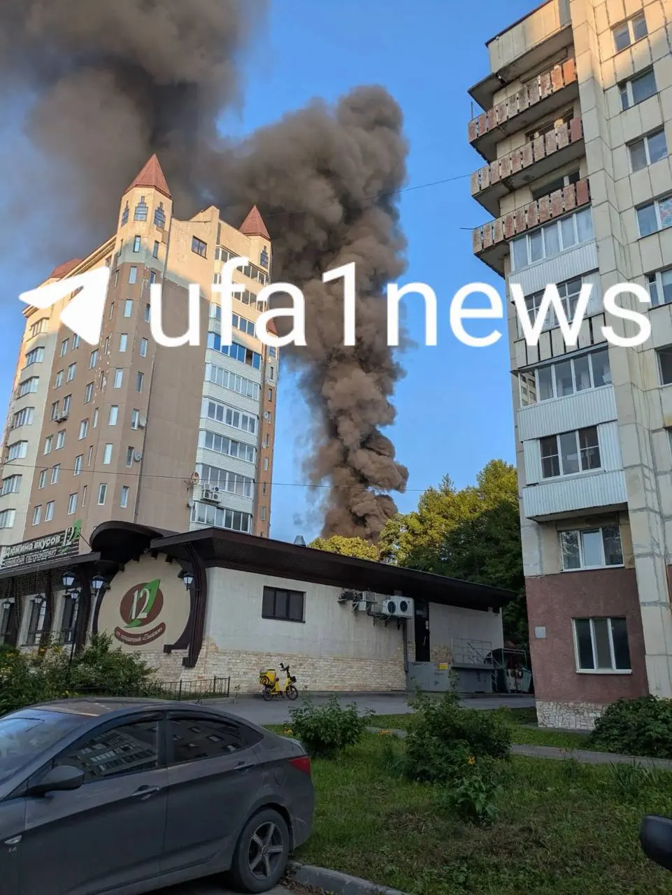 Пожар произошёл в ресторане на территории парка Гафури. Площадь возгорания составляет около 50 кв. м, людей эвакуировали.