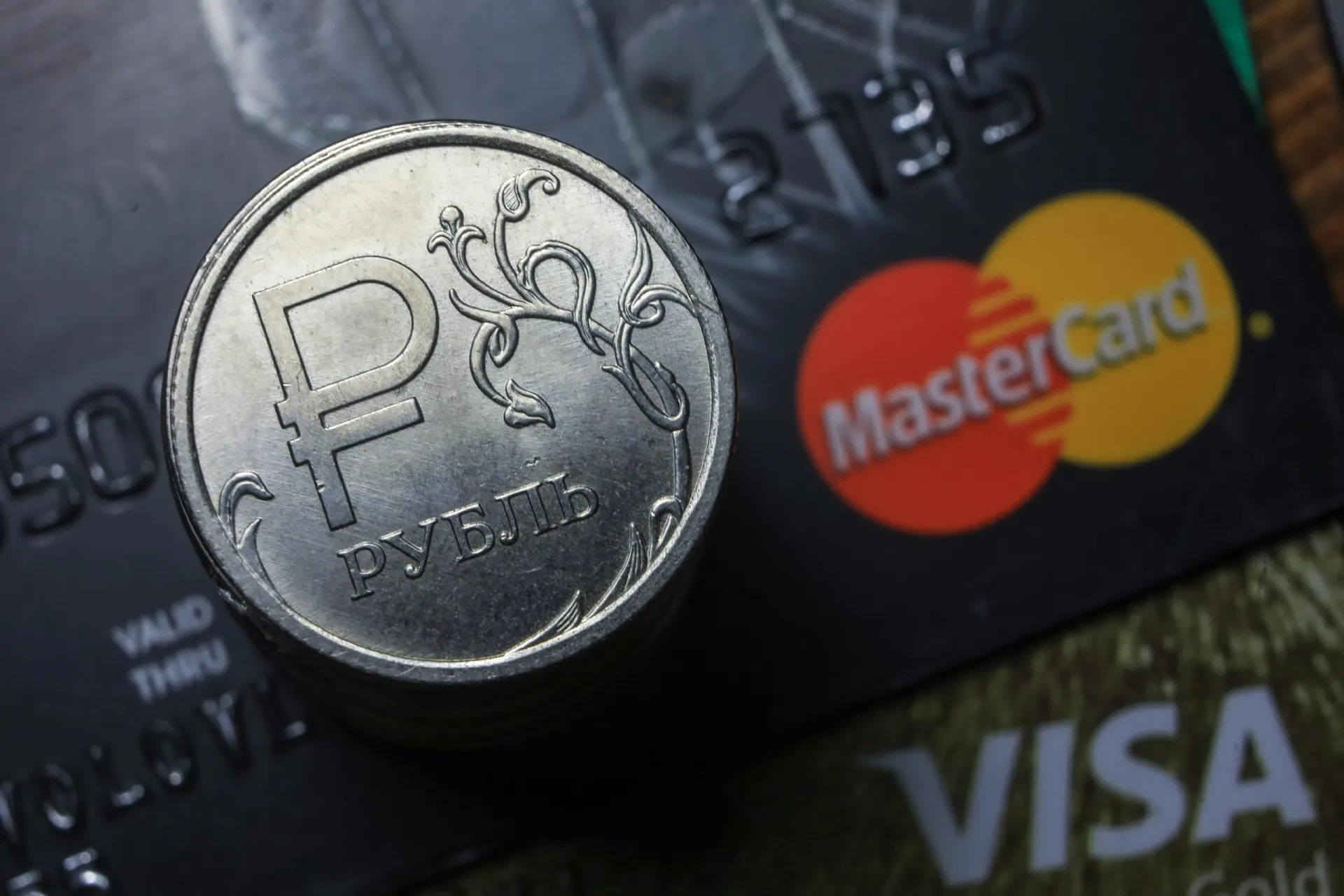 Пользователи сообщают о сбоях при оплате картами Visa и Mastercard и через систему быстрых платежей (СБП) по всей России.