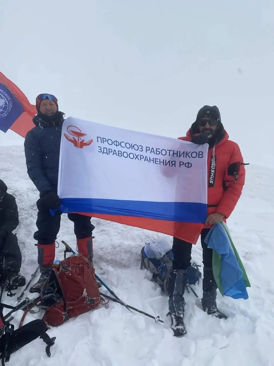 Опытный врач-акушер поднялся на высоту 5160 метров вместе с сыном и посвятил восхождение своему новорожденному внуку.