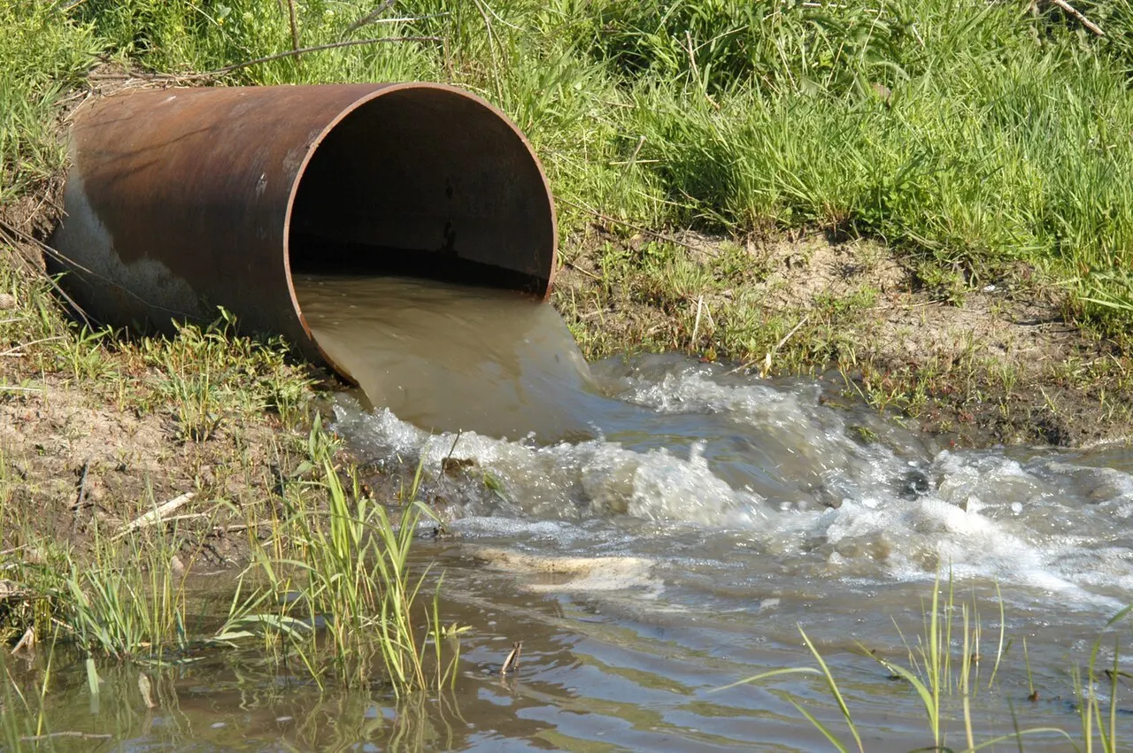 Законопроект об освобождении водоканалов от платы за экологический вред вызывает дискуссии: Минприроды поддерживает идею с доработкой, Счетная палата — отрицательное заключение.
