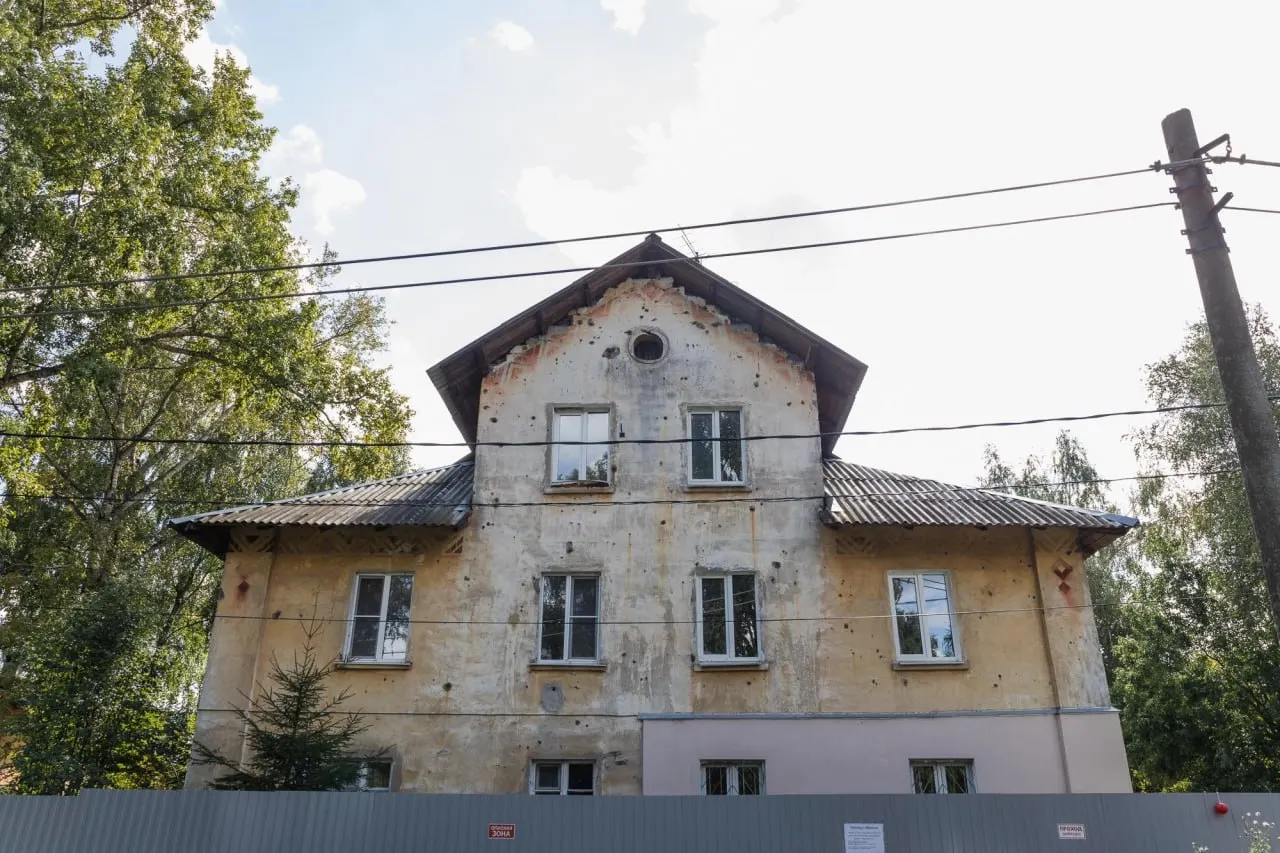 Начался демонтаж первого дома на улице Афанасьева в рамках расселения; под снос попадают 39 зданий, а 1115 человек получат новое жилье. Проект реализуют подземный застройщик СтройУслуги-5, планируя за 15 лет построить 13 домов, два детских сада и школу.