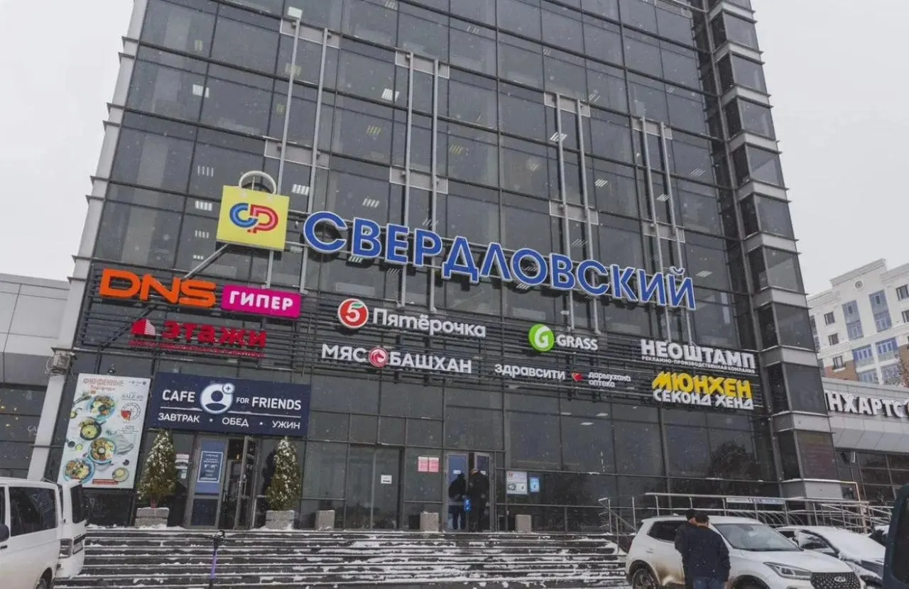 Цена не изменилась за два года: внутри комплекса — «Пятёрочка», DNS, арена виртуальной реальности, секонд и коворкинг.