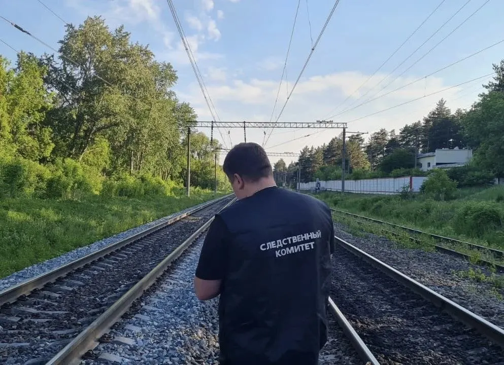 19-летний местный житель погиб под колесами электропоезда на перегоне Костариха — Починки; следствие рассматривает нарушение правил безопасности.