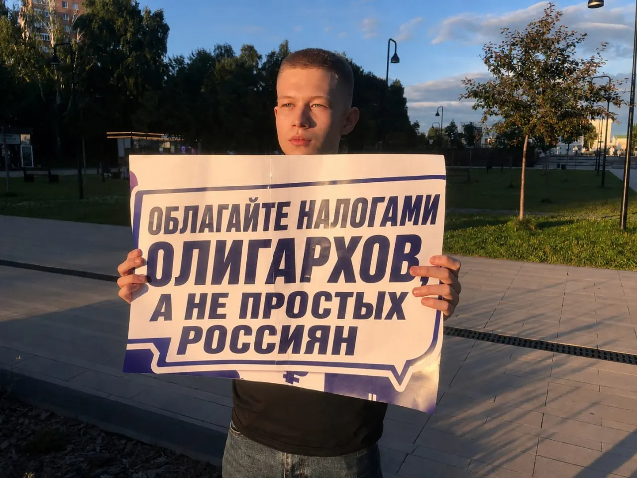 В Ижевске прошла одиночная акция протеста: участник потребовал перенести налоговую нагрузку на богатых и поддержал идеи законопроектов в десяти регионах. Прохожие выразили поддержку акции.