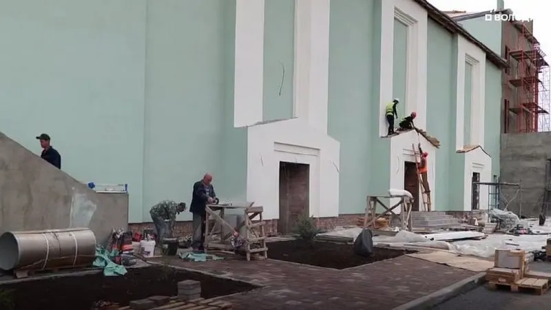 Реставрационные работы в Гарнизонном Доме офицеров в Энгельсе подходят к завершению; параллельно ведется благоустройство прилегающей территории.
