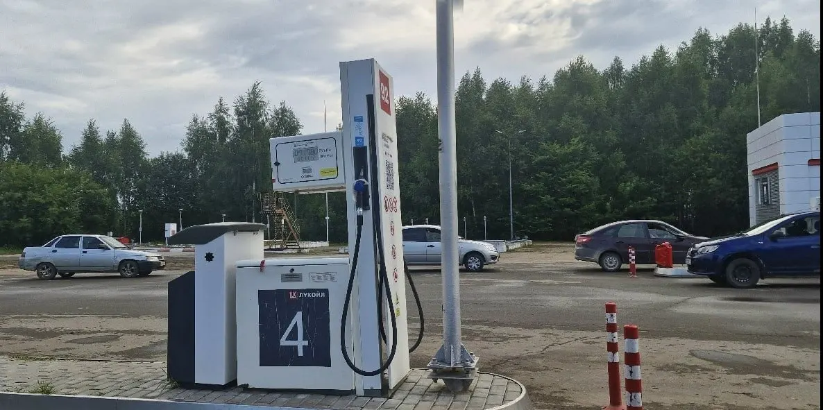В регионе зафиксировано приближение к норме суточного потребления бензина, но на АЗС сохраняются перебои и очереди в связи с угрозой ракетной атаки.