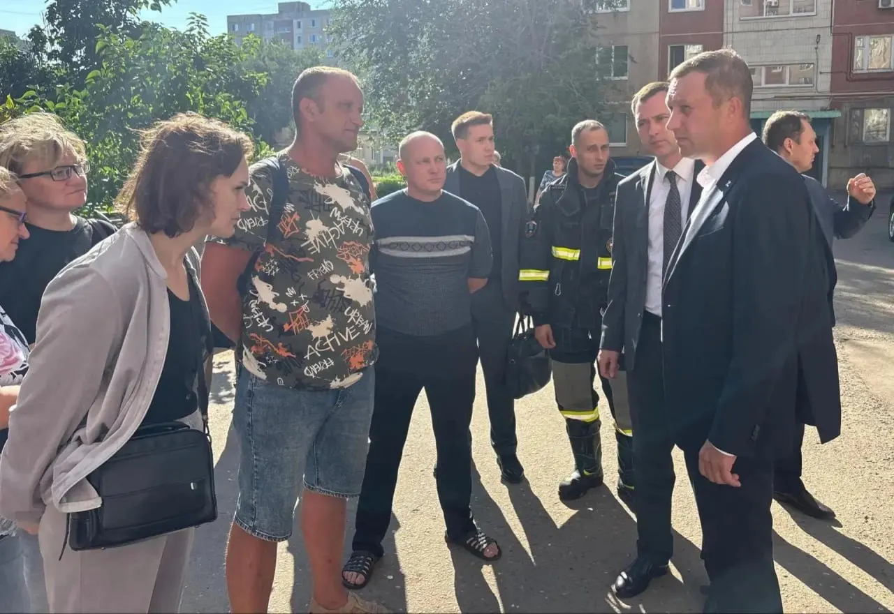 В результате удара беспилотников пострадал многоквартирный дом в Энгельсе. По словам губернатора, погибли два человека, семьям погибших окажут помощь; организованы штаб и горячая линия для помощи пострадавшим.