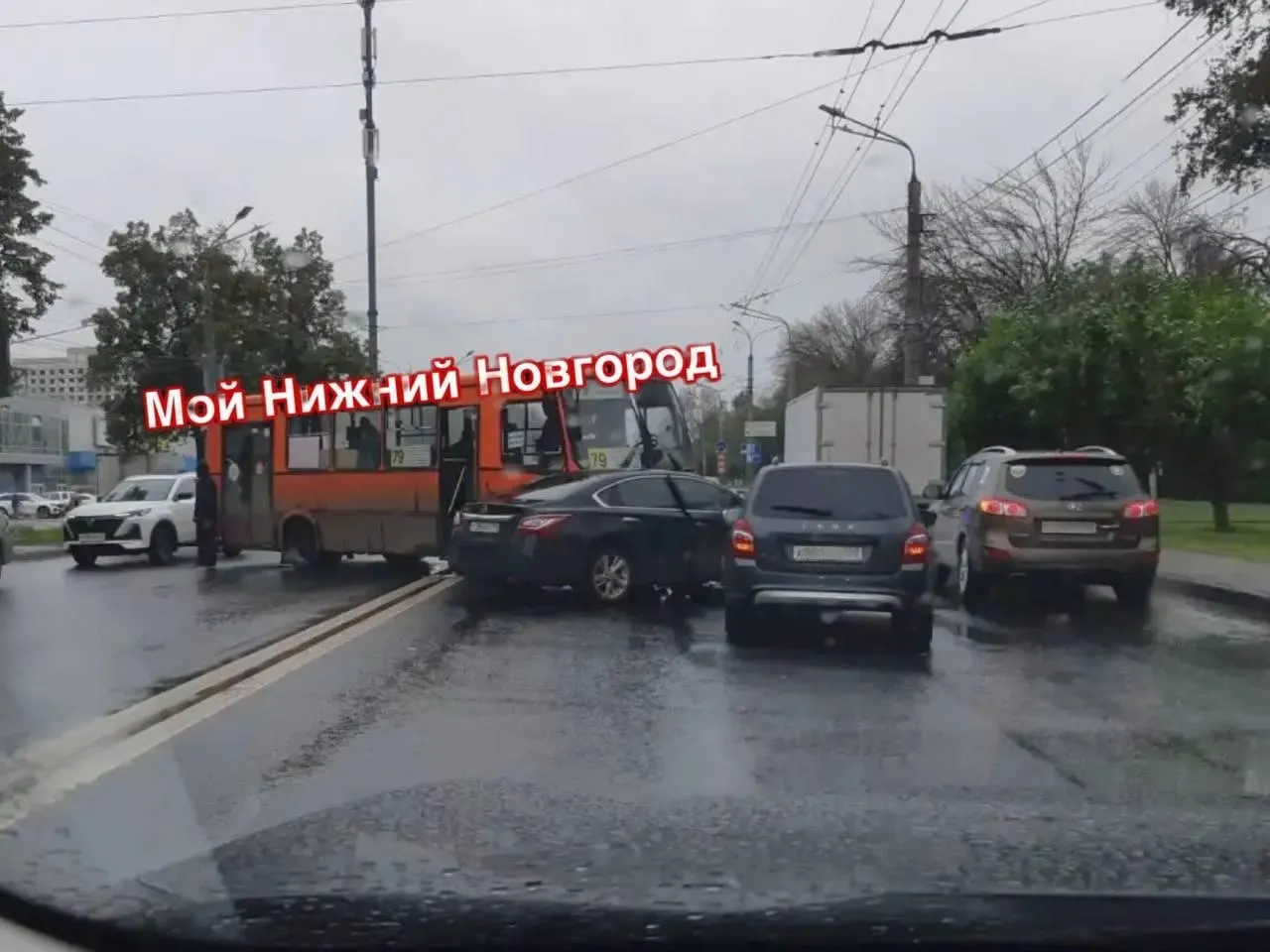 На Московском шоссе в Нижнем Новгороде произошла массовая автоавария: дорога частично перекрыта у кольца рядом с бывшим кинотеатром «Москва». В ДТП участвовали автобус, автомобили Lada и Nissan.